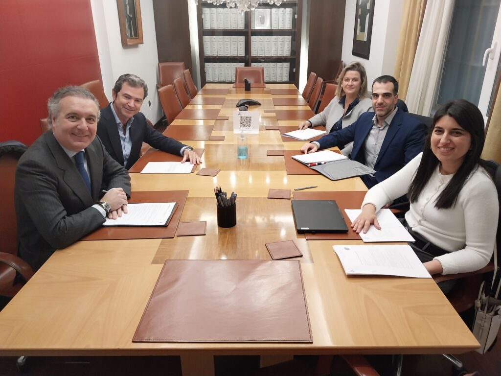 Pie de foto. De izquierda a derecha: Francisco Ollero, gerente de Financiación de AEDAS Homes, Daniel González Esteban, director Negocio Promotor Territorial Madrid de Banco Santander, Laura Iñiguez, técnico de Formalización de Avalmadrid, Ernesto Bonilla, subdirector comercial de Avalmadrid y Sofía Sanz, técnica financiera de AEDAS Homes.