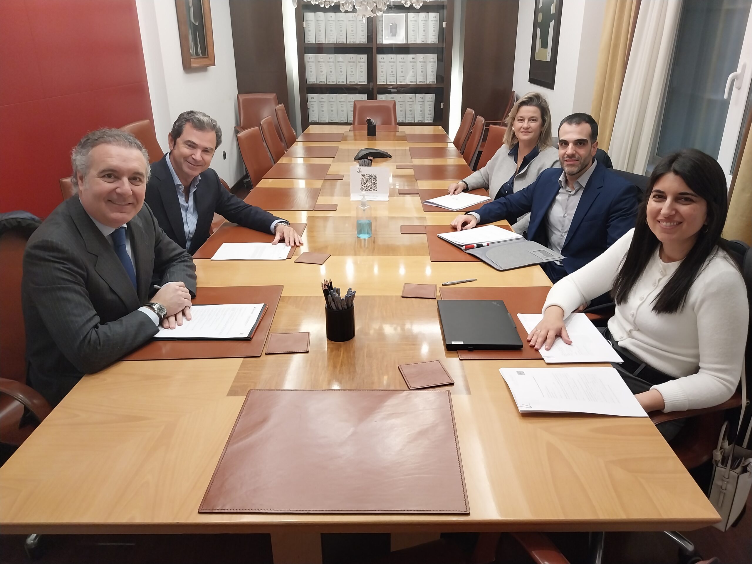 Pie de foto. De izquierda a derecha: Francisco Ollero, gerente de Financiación de AEDAS Homes, Daniel González Esteban, director Negocio Promotor Territorial Madrid de Banco Santander, Laura Iñiguez, técnico de Formalización de Avalmadrid, Ernesto Bonilla, subdirector comercial de Avalmadrid y Sofía Sanz, técnica financiera de AEDAS Homes.