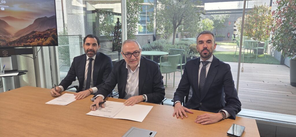 De izquierda a derecha: Mario Vega, director comercial de Empresas Organización Madrid Este de Bankinter; Lorenzo Alonso, director general de Avalmadrid; José Alfonso Márquez, director de Riesgos Organización Madrid Este de Bankinter.