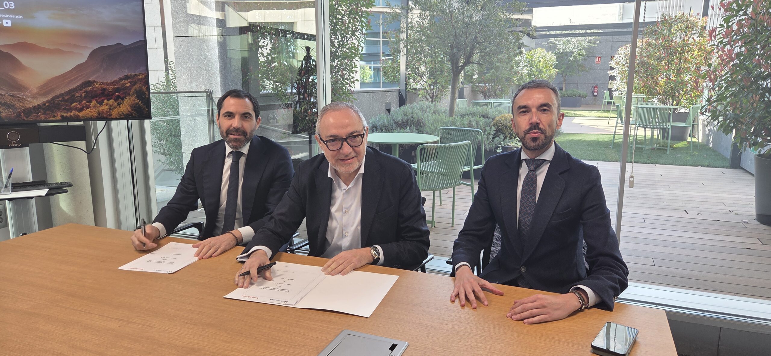 De izquierda a derecha: Mario Vega, director comercial de Empresas Organización Madrid Este de Bankinter; Lorenzo Alonso, director general de Avalmadrid; José Alfonso Márquez, director de Riesgos Organización Madrid Este de Bankinter.